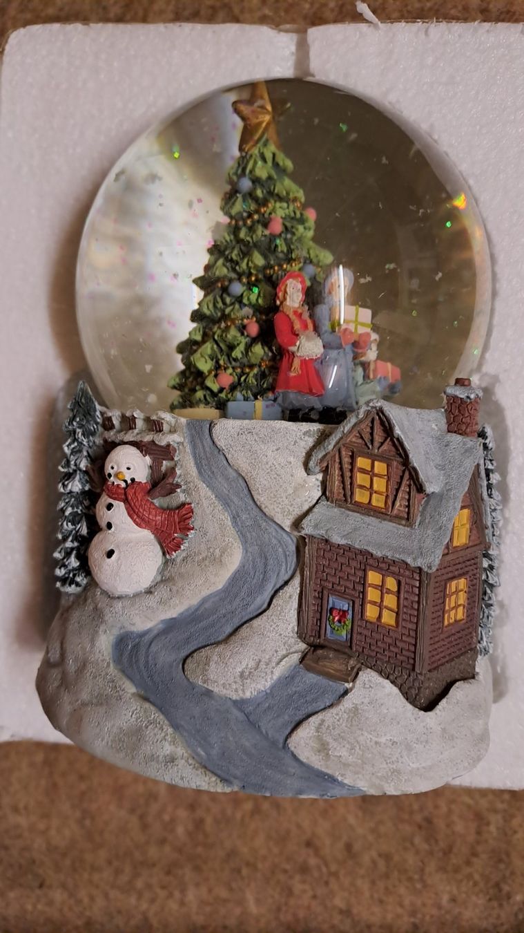Toutes les décorations: Schneekugel / Weihnachtskugel mit Musik "Oh Tannenbaum" – D'occasion à Wängi par Raettli10