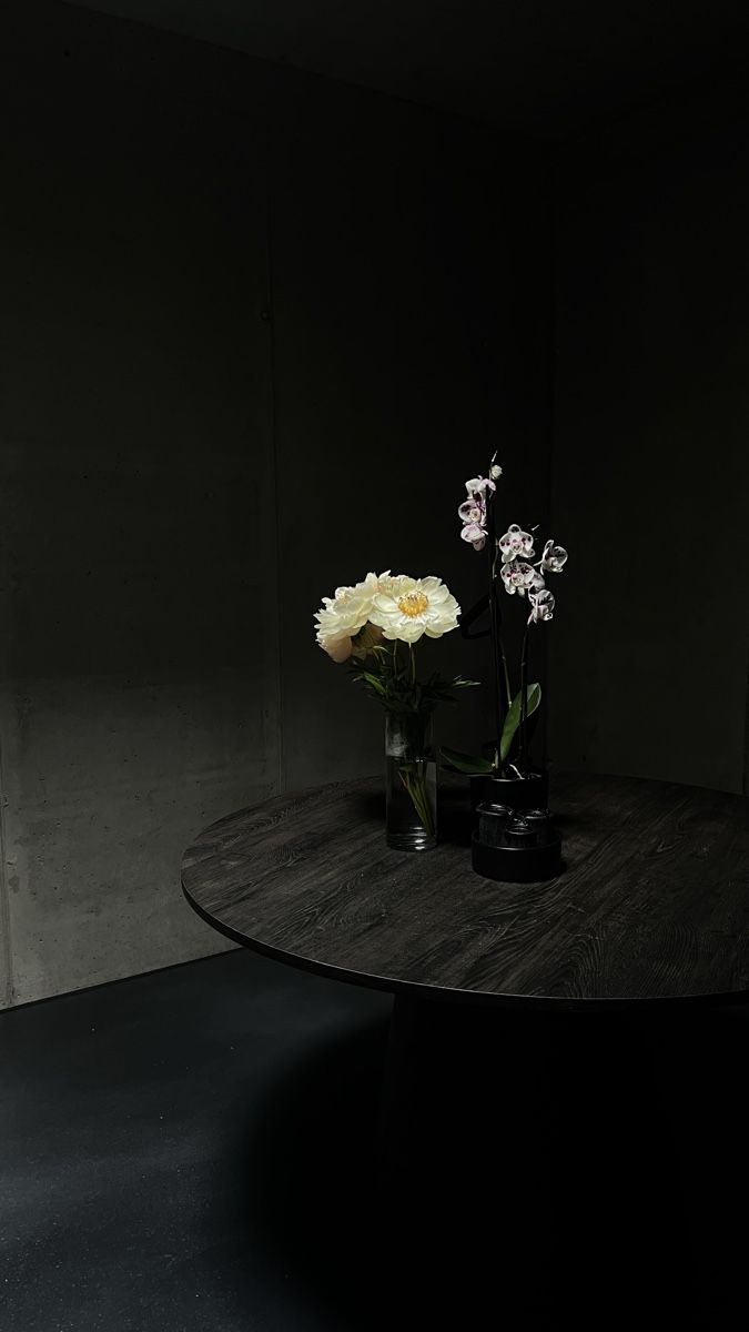 Tables: Runder Tisch dunkel Holzoptik – D'occasion à Emmenbrücke par pra_5897 1
