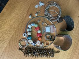 Schmuck: Ohrringe, Ringe, Armreifen, Perlen