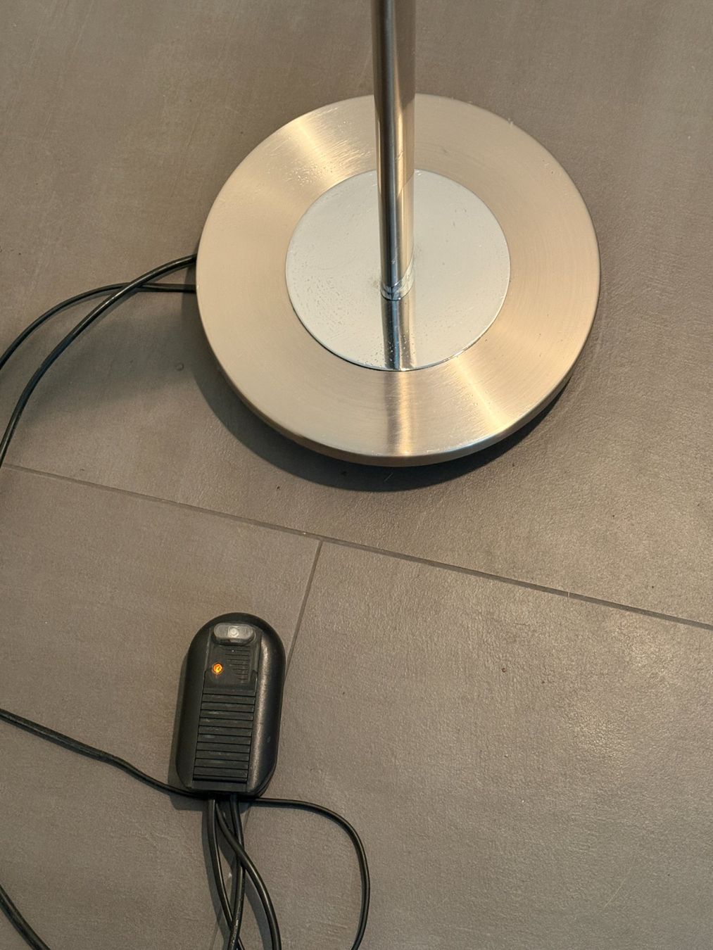 Lampade: Lampadaire design Luminart avec réglage intensité – Usato da Founex venduto da MaevaMatahi 2