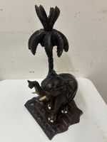 afrikanische Holzschnitzerei Elefant unter Palme Teakholz