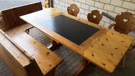 Arven Eckbankset mit 3 Stabellen, alles Massivholz