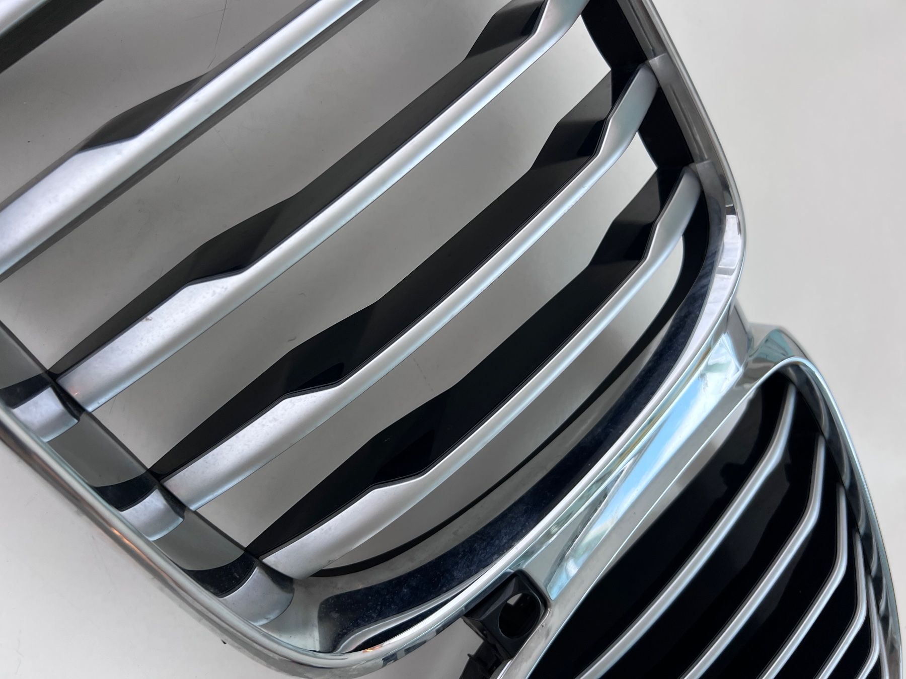 BMW Tutti pezzi di ricambio auto: Grill / BMW Niere silber X5 – Usato da Küsnacht ZH venduto da Studjus 1