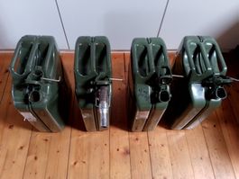 Diesel/Benzin-Kanister (alle zusammen 160.--)