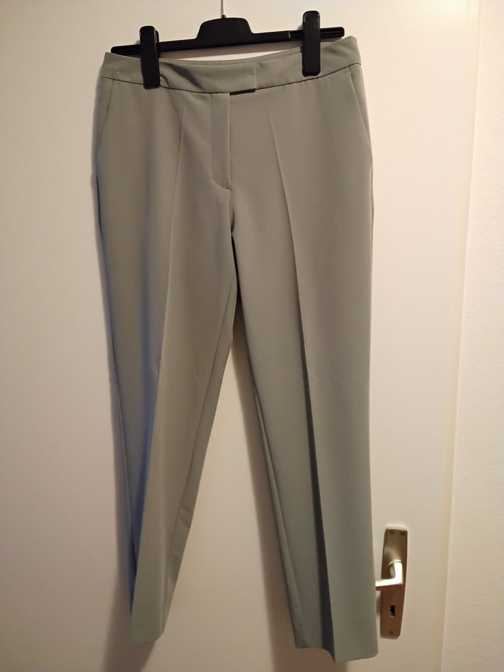 C&A Pantaloni: Pantalon élégant vert sauge C&A taille 38 – Nuovo (secondo la descrizione) da Chêne-Bourg venduto da Fio994