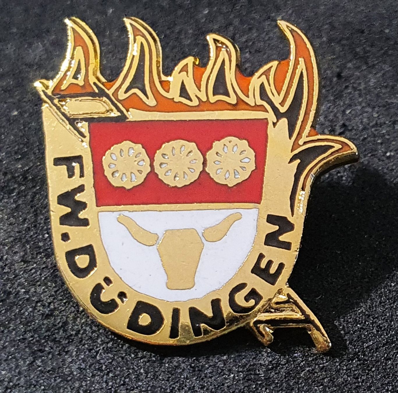 Plaquettes & Badges: CC921 - Pin Gemeindewappen FW. Düdingen – D'occasion à Reinach BL par Boston-Verkauf