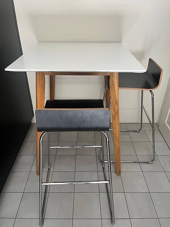 Set di tavolo e panche: Stehtisch mit 2 Barhocker – Usato da Bern venduto da ano_8cpj