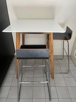 Stehtisch mit 2 Barhocker