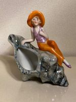 Figurine Art nouveau en porcelaine polychrome.