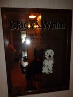 Toller Spiegel von Black & White Hunde Whisky Scotch Werbung