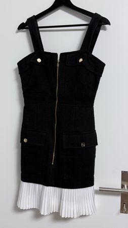 Robe Sandro noire zippée taille 38 tissu texturé plissé