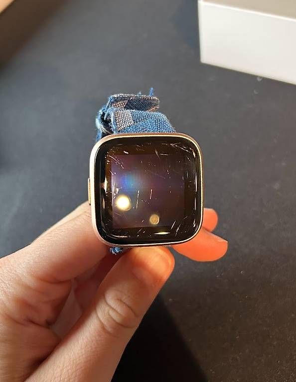 Smartwatch: Fitbit Versa 2 Special Edition – D'occasion à Mammern par engel192 3