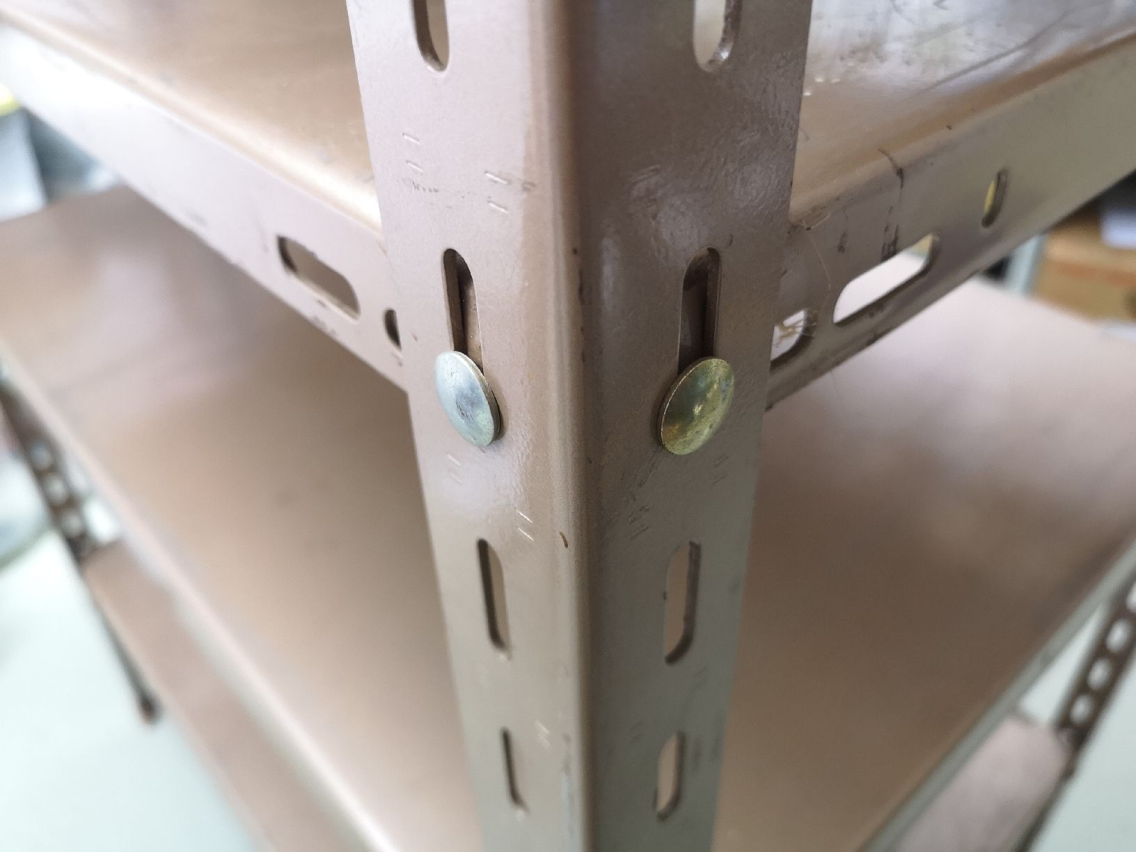 Scaffali: Robustes Metallregal, Lagerregal aus Blech mit 4x Tablar – Usato da Esslingen venduto da Barracuda426 1