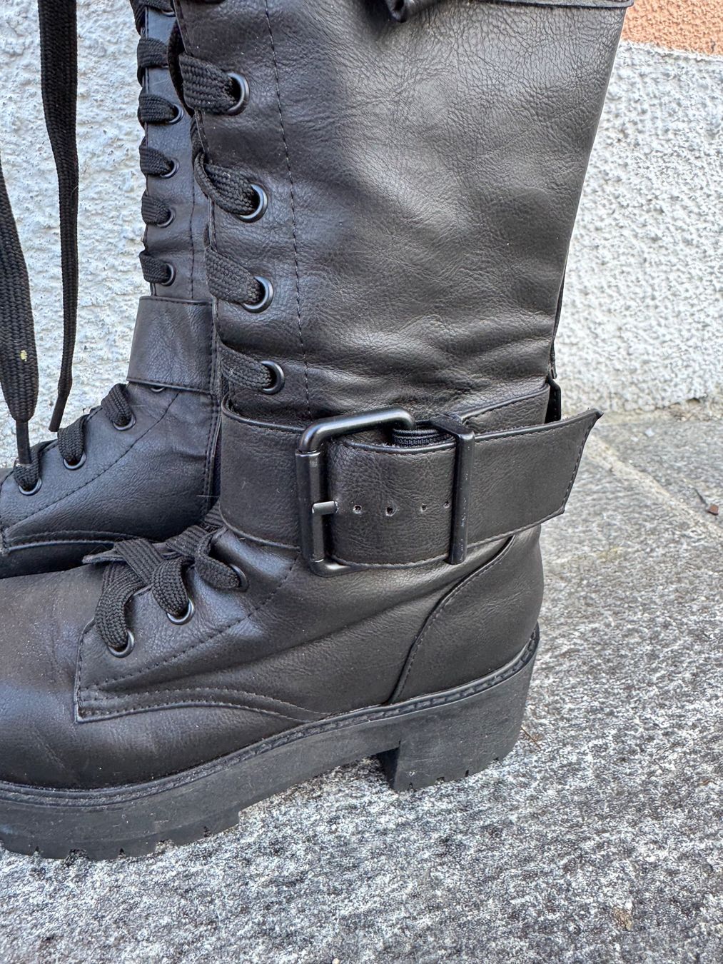 Chaussures femmes: Combat boots dollskill 37 – D'occasion à Lumino par mar_9pn2 2