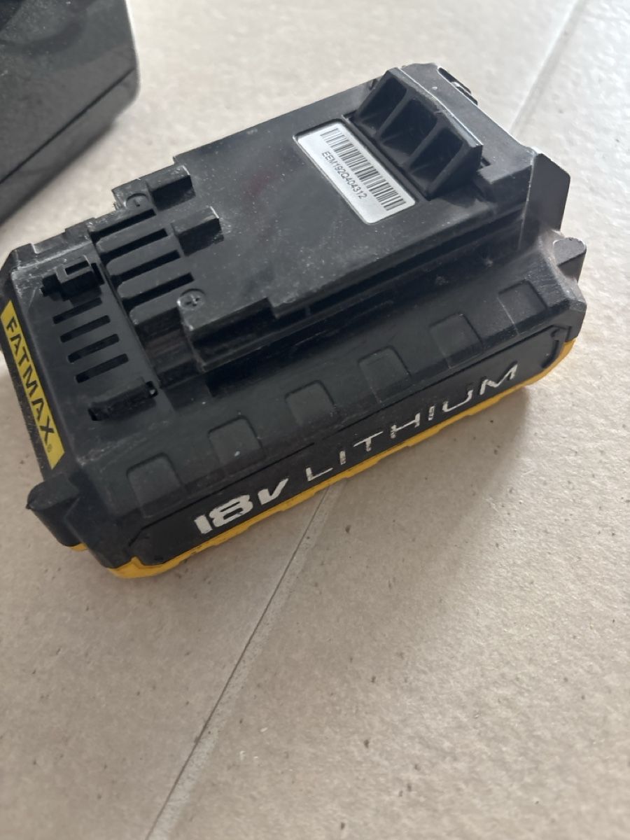 Stanley Caricatori & Batterie: Batterie Stanley Fatmax 18V + Ladegeräte – Usato da Triesen venduto da R89. 2