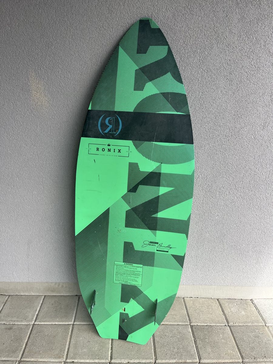 Ronix Planches de surf: Wakeboard Ronix District Grösse 138cm neuwertig – D'occasion à Domat-Ems par Oenpelli 1