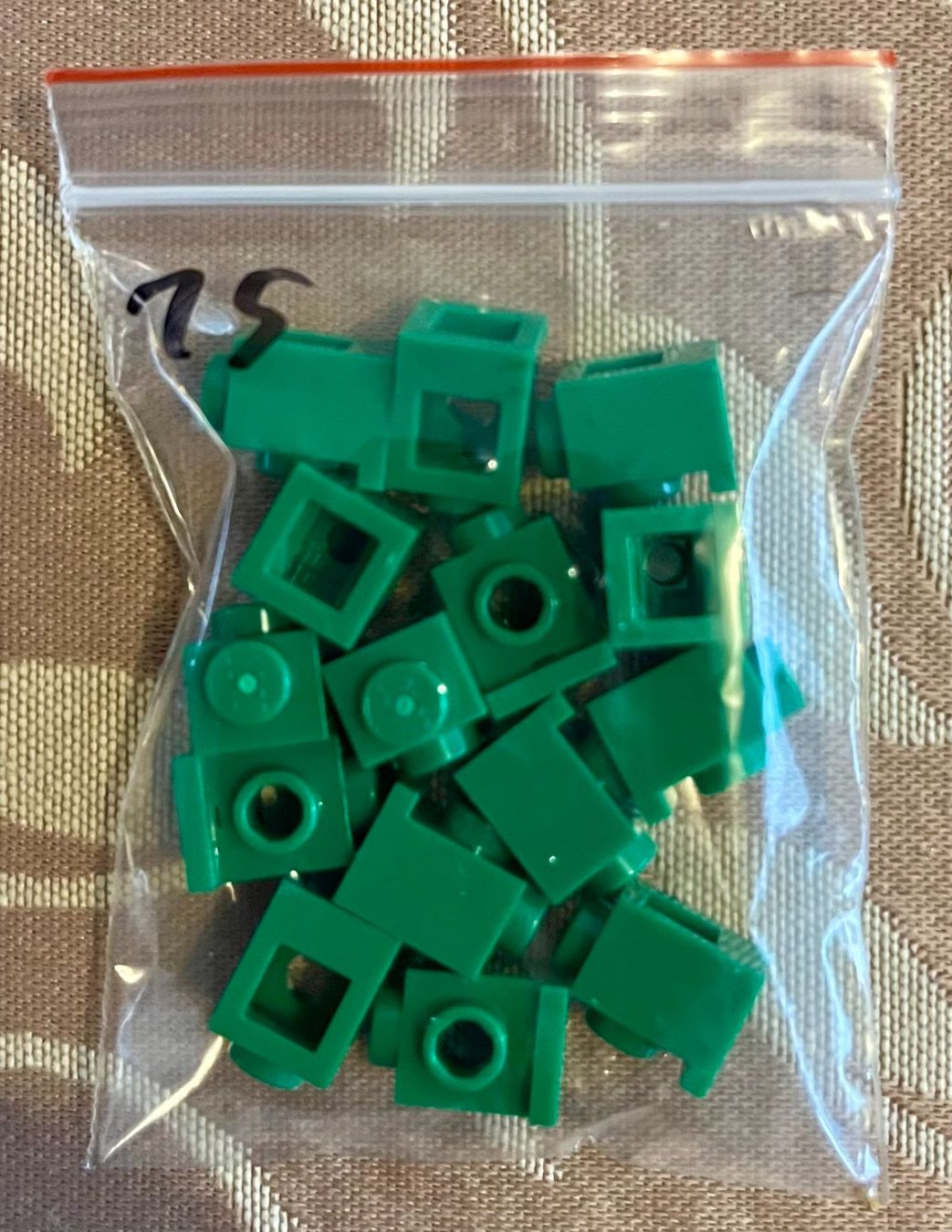 Lego Kit di costruzioni: Lego 15 x Brick, Modified 1 x 1 with Headlight - 4070 – Usato da Höri venduto da PSMarinho