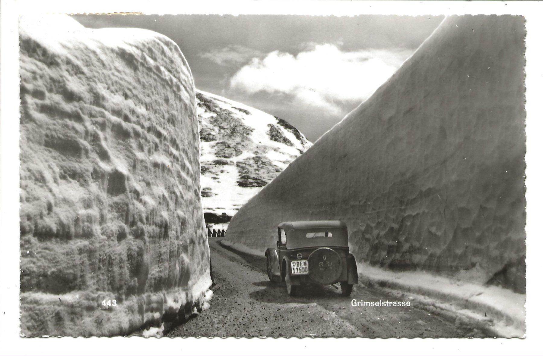Cartoline postali: Grimselpass (BE/VS) Schneemassen  Oldtimer Auto Nr. BE 17500 – Usato da Engelburg venduto da Cartophil