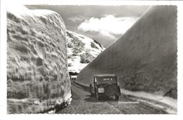 Grimselpass (BE/VS) Schneemassen  Oldtimer Auto Nr. BE 17500