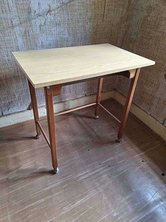 Tische: Tisch mit Räder – Gebraucht aus Kaisten von Naef3