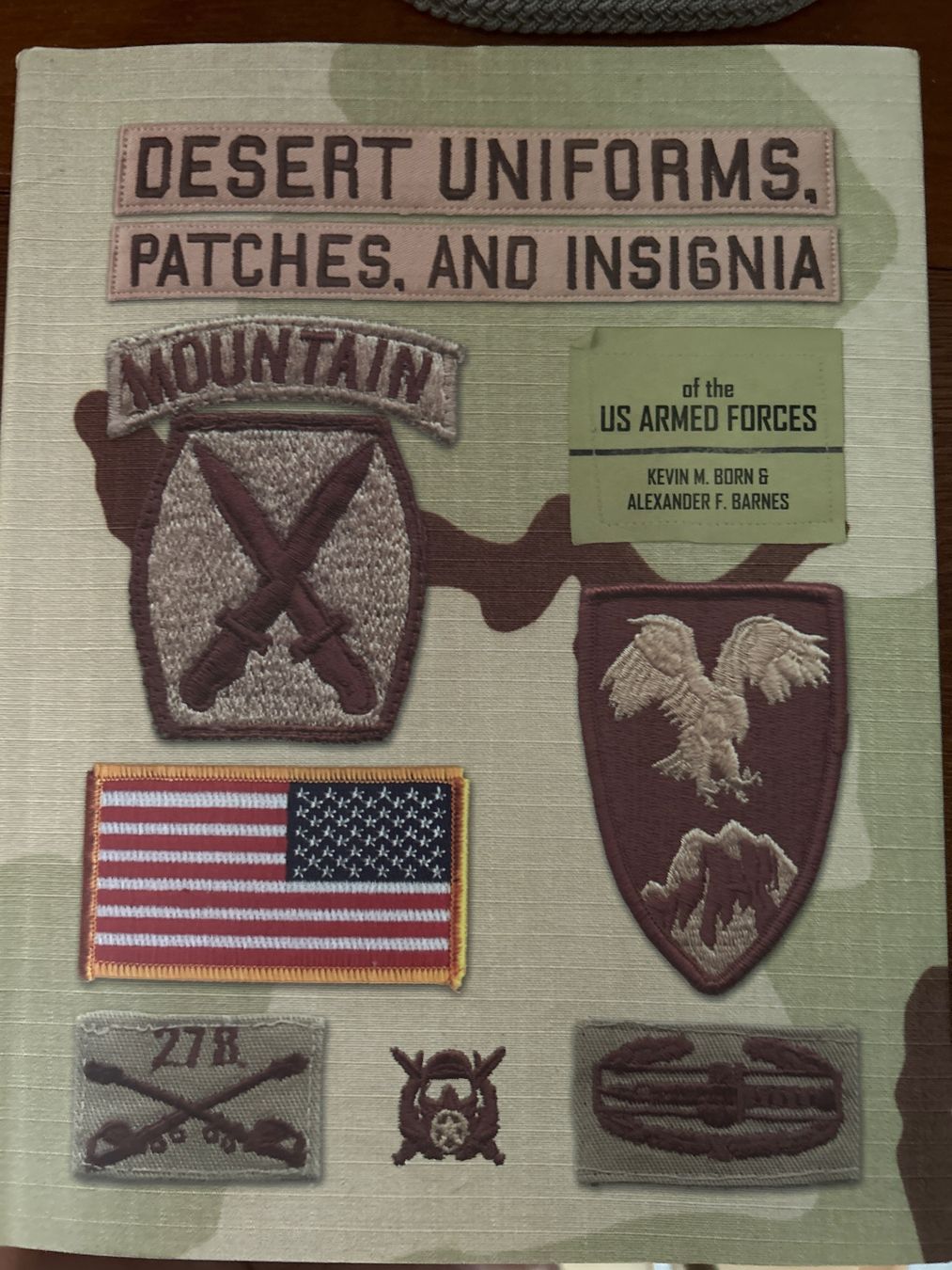 Patches: Buch Desert Uniforms Patches Insignia US Armed Forces – Neu (gemäss Beschreibung) aus Hausen am Albis von MACV62