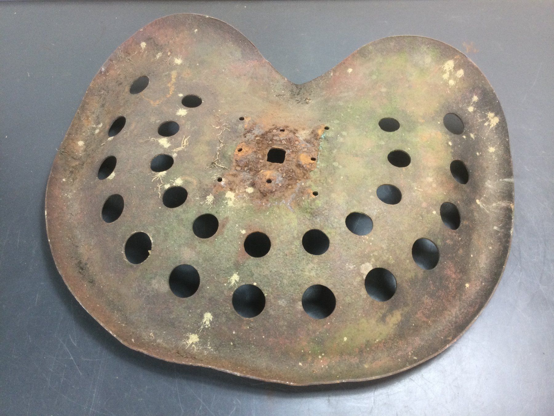 Trattori: Original antike Rapid oder Maschinen Sitzschale aus Metall – Usato da Wangen SZ venduto da kuriosum12 3
