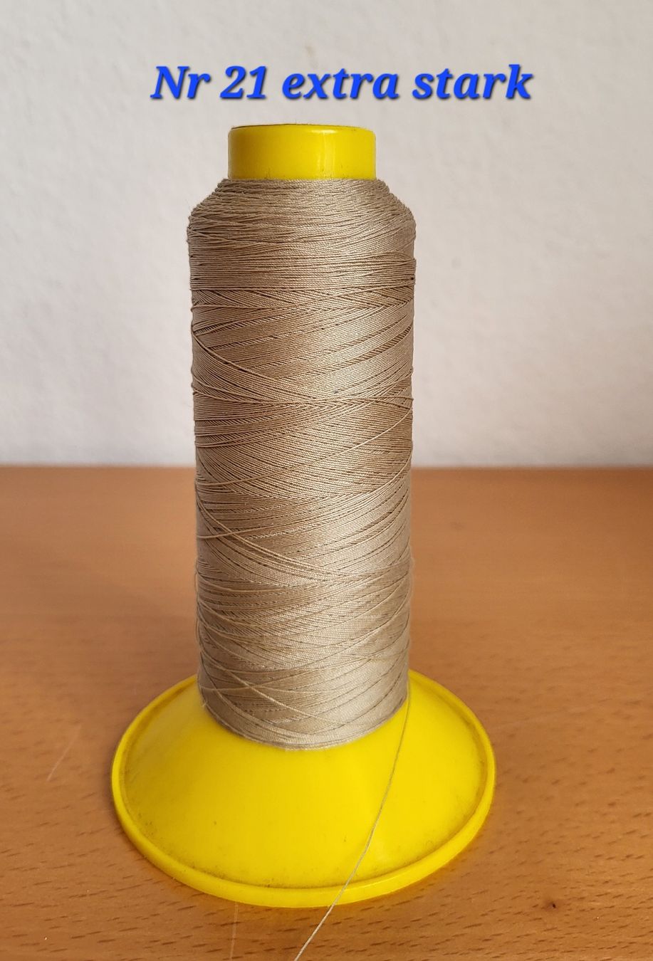 Cordicelle & Fili: Nähfaden-Spulen Nr. 21 extra stark, Farbe Sand, – Usato da Winterthur venduto da Baer49