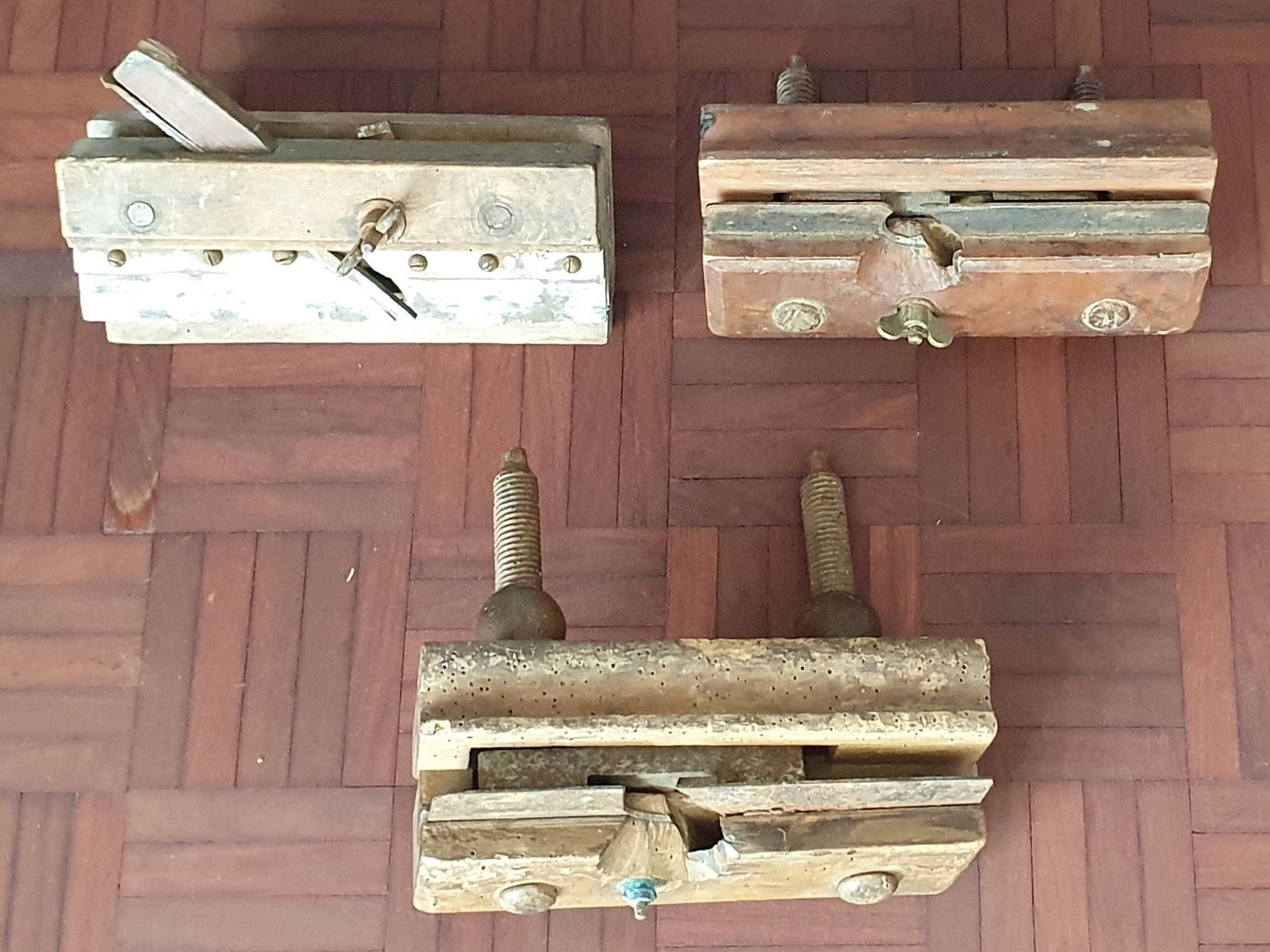 Tutti gli attrezzi: 3 Antike Holzhobel - Nuthobel – Usato da Kreuzlingen venduto da Rschweiz1