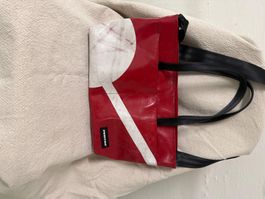 Freitag Tasche rot mit grossen weissen Kreis, Sommerlich!