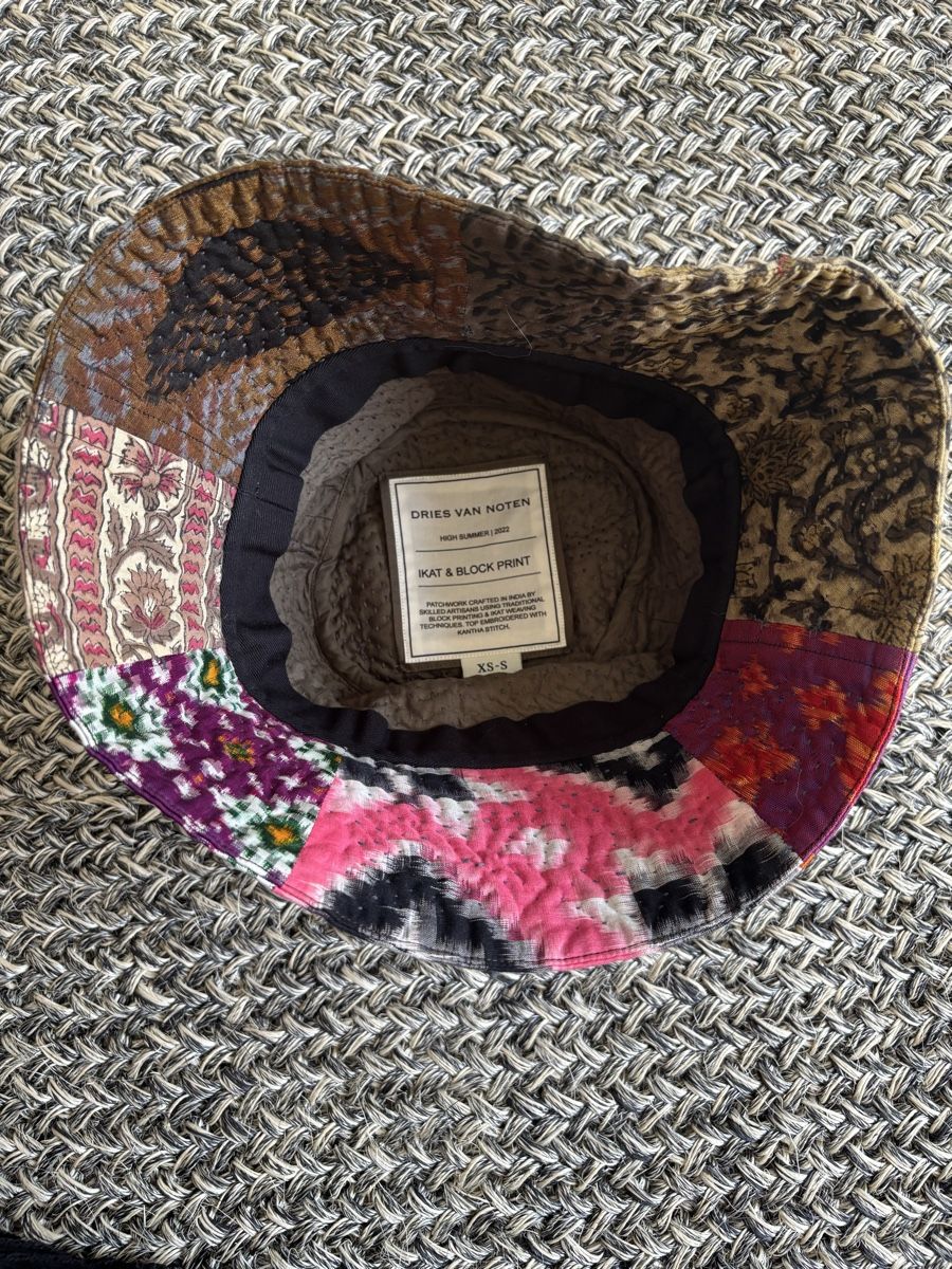 Copricapi, berretti & cappellini: UNIQUE IKAT & BLOCK PRINT DRIES VAN NOTEN BUCKET HAT – Usato da Basel venduto da Petersgasse 3