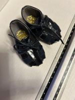 Neuwertige Puppensandalen aus Leder, ca. 8 cm