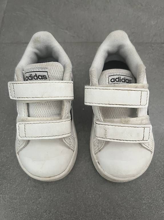 Scarpe per ragazzi: Scarpe adidas nr. 20  – Usato da Cadempino venduto da Ciciuz