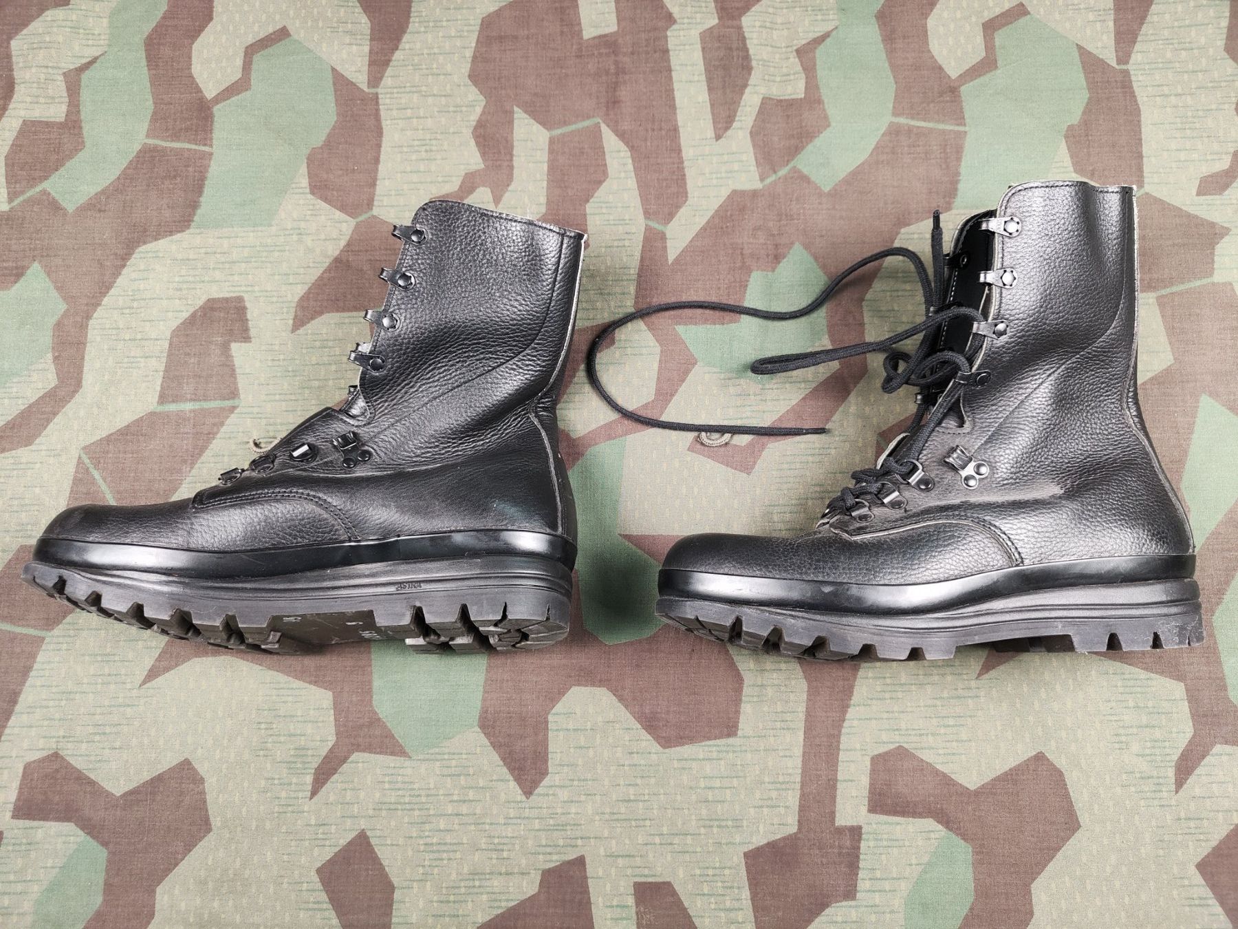 Schweizer Armee Uniformi: Kampfstiefel Ord. 1990, Grösse 285 5 – Usato da Bauma venduto da SwissMilitaria 2