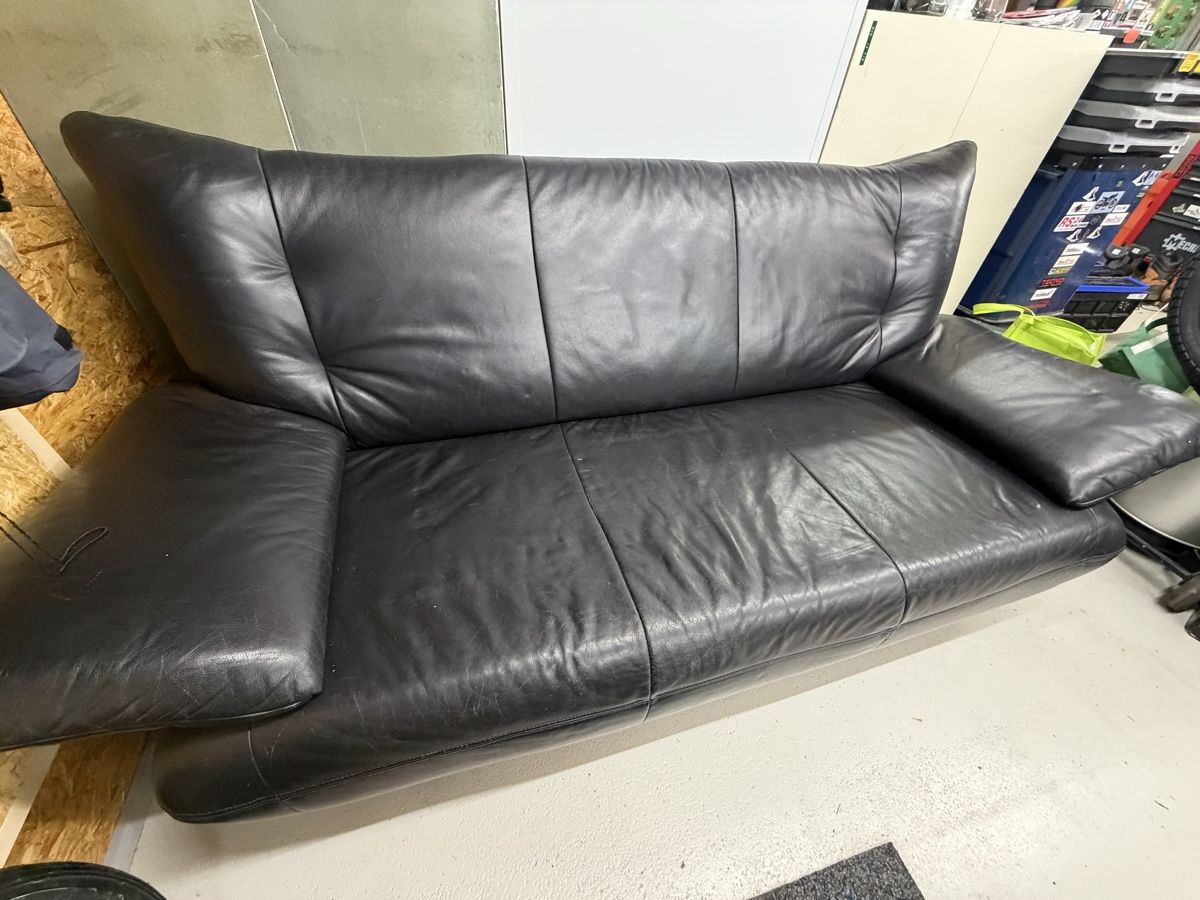 Sofas: Schwarzes Kunstledersofa  – Gebraucht aus Plasselb von MatthD 2