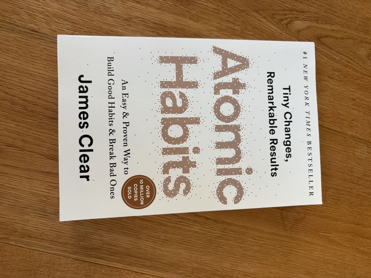 Bücher: Atomic Habits, James Clear – Gebraucht aus Nussbaumen AG von Ju_ri