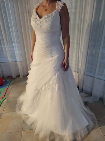 Hochzeitskleid Grösse M ungetragen nur 2 mal anprobiert.