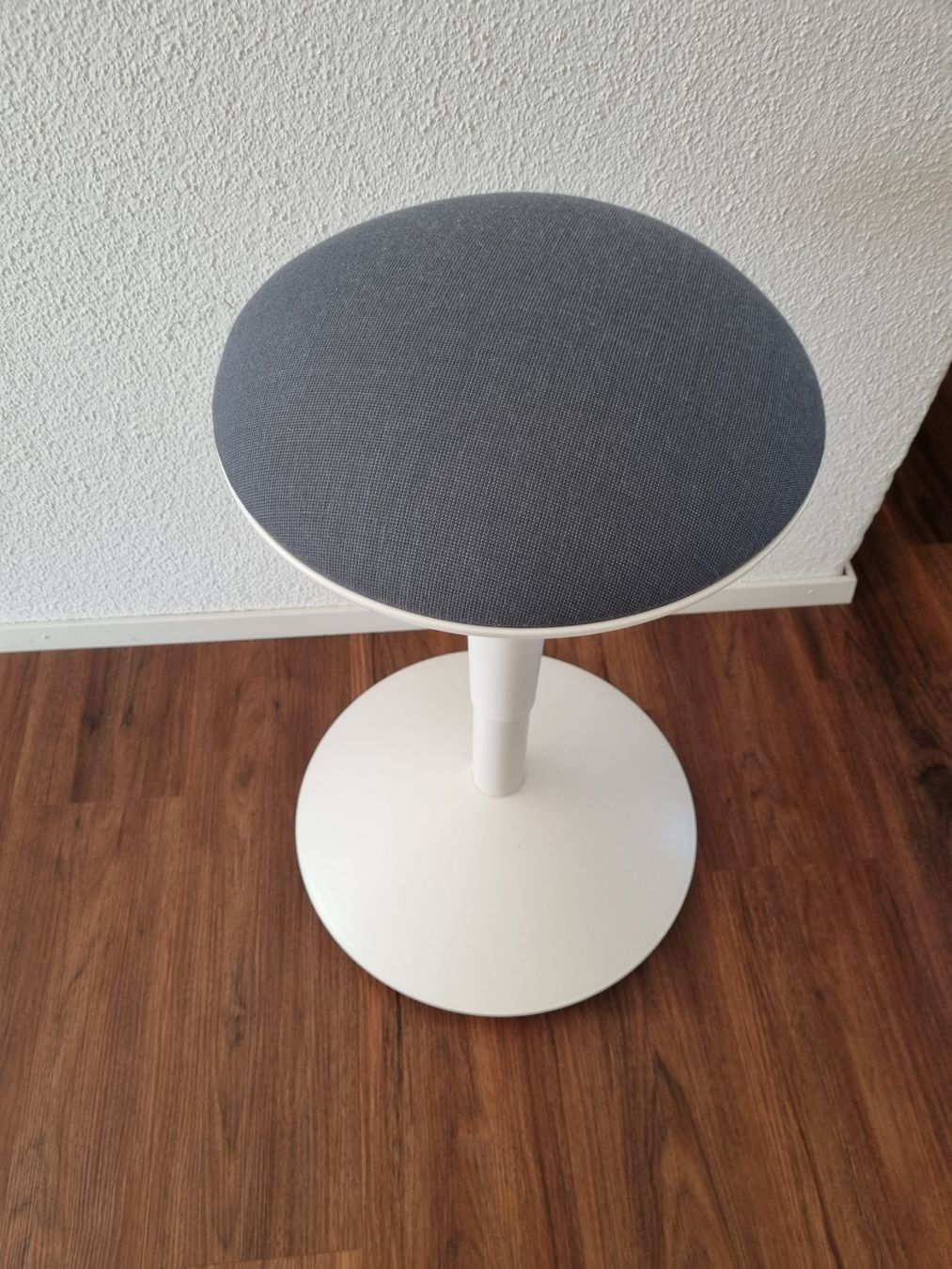 Ikea Sgabelli: Steh-Sitzhocker höhenverstellbar,  Stoffbezug anthrazit – Usato da Gossau SG venduto da Ennerdue 4