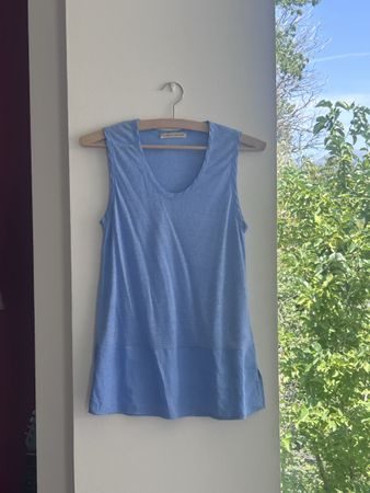 Top azzurro con bordo satinato – taglia S