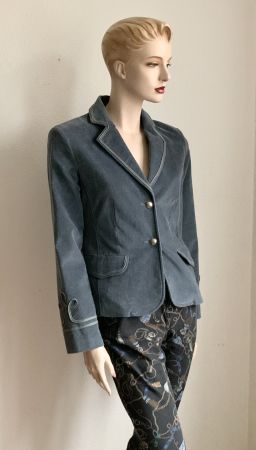 Ensemble von Samt-Blazer und Jeanshose von MAC