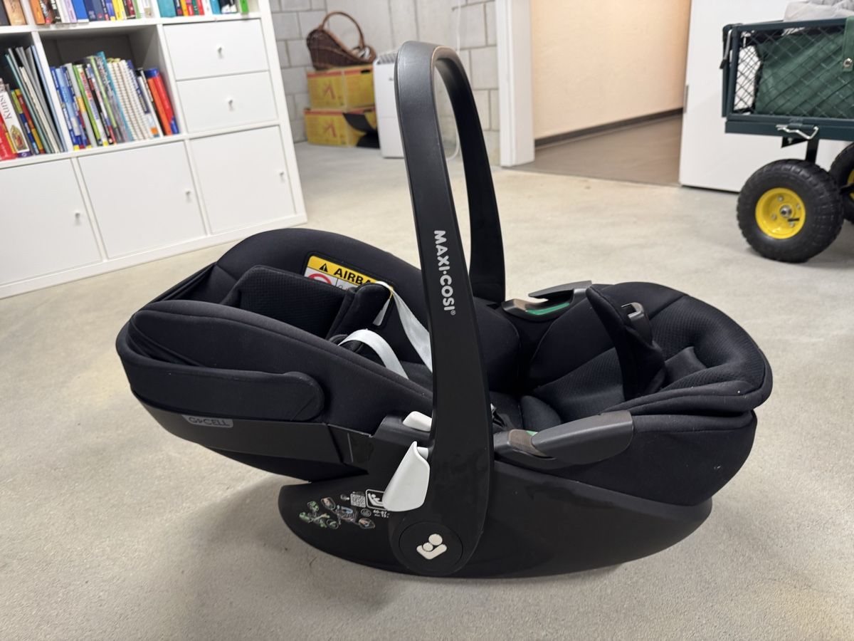 Maxi-Cosi Seggiolini per auto: Maxi Cosi Kindersitz 360 black & Isofix 360 – Usato da Herzogenbuchsee venduto da SandraV 1