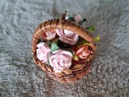 Zauberhaftes Blumenkörbchen mit Blumenbouget fürs Puppenhaus