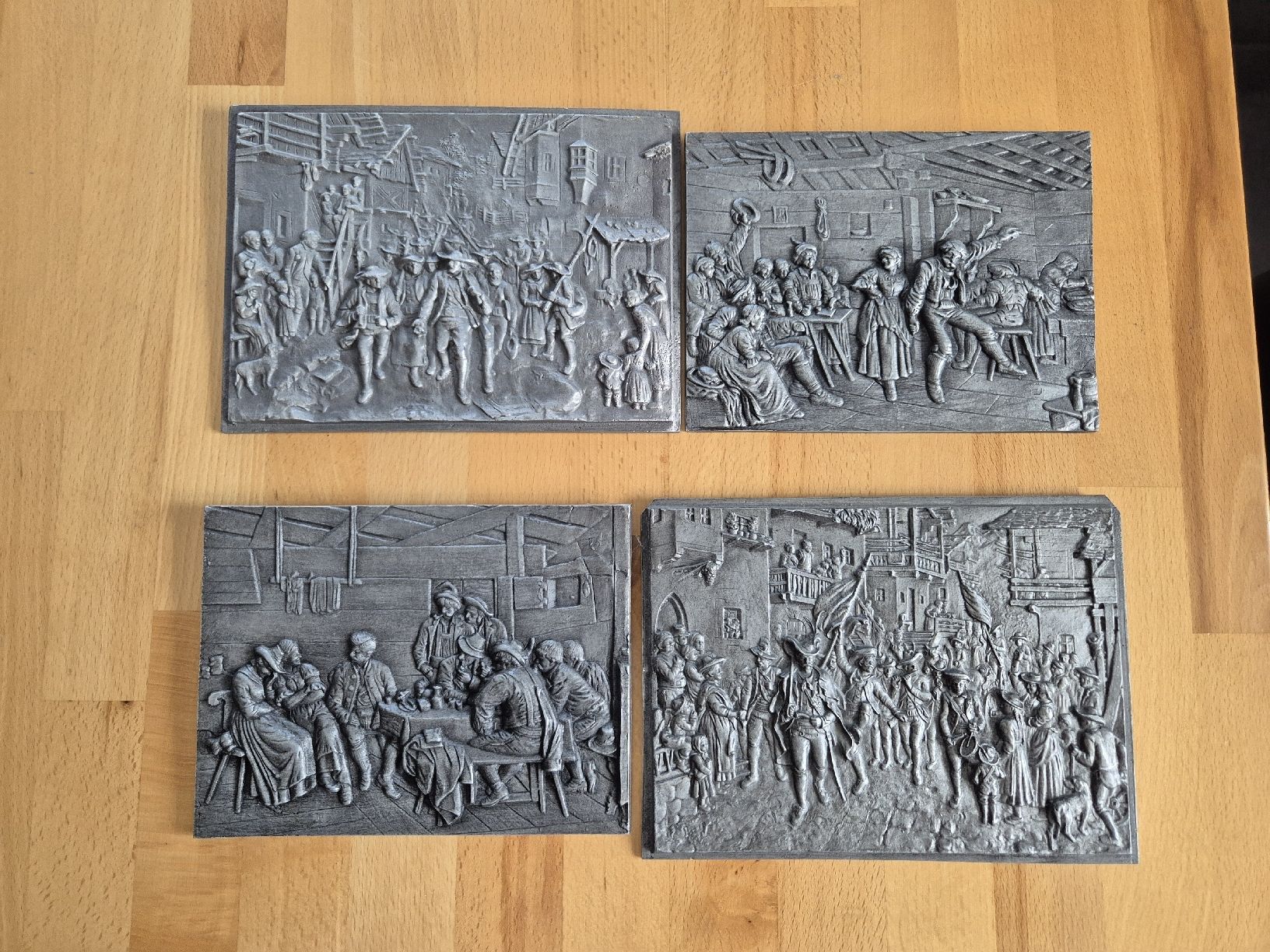 Servierplatten: 4 Gusseisenplatten mit Reliefdarstellungen – Gebraucht aus Vilters von Fleiflomi