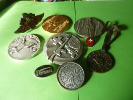 Konvolut Medaillen Abzeichen Pins gebraucht Zustand