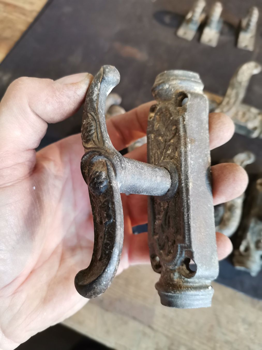 Ferramenta: Antike Fenstergriffe, Alte Fenstergriffe, Antike Griffe, – Usato da Wiedlisbach venduto da materialkreislauf 2