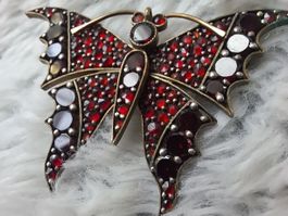Brosche Schmetterling mit Granatsteinen antik Zustand gut