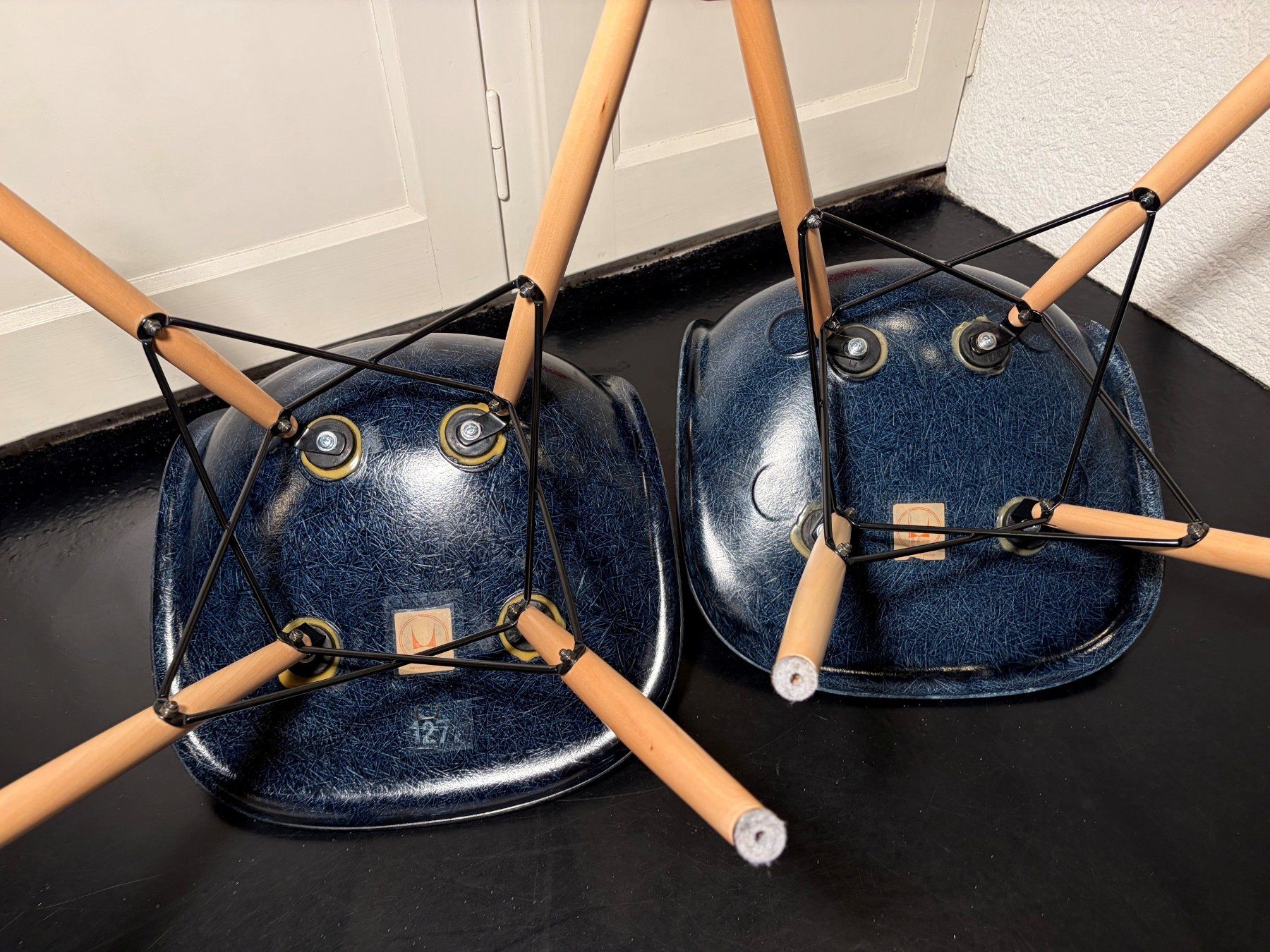 Eames Sedie: 2x Eames Vitra. Side Chairs in Navy blau – Usato da Liebefeld venduto da Dr.Eames 4