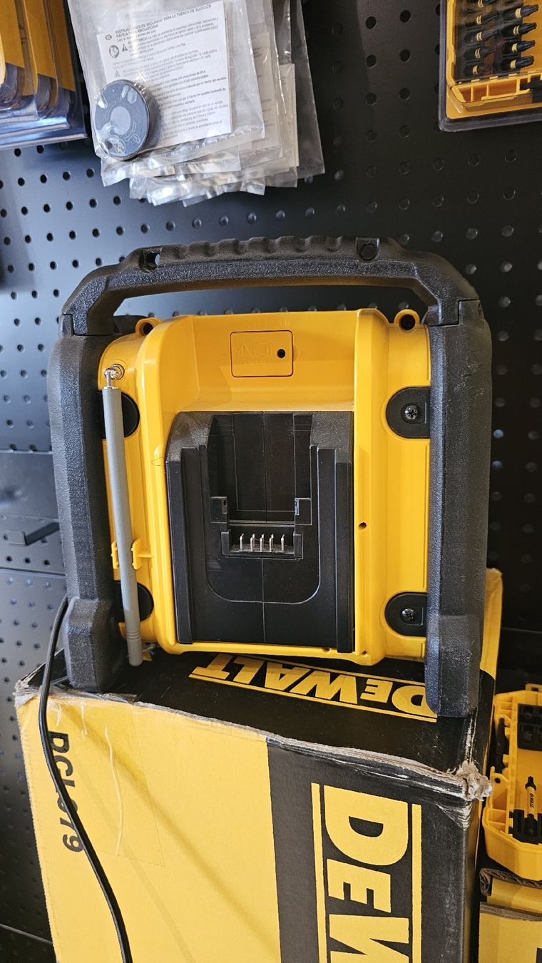 Radio: DeWalt Baustellenradio DAB+ gebraucht – Usato da Jegenstorf venduto da Bracher_Shop 2