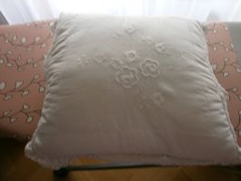 Kissen bestickt weiss mit Häkelrand 40x40 cm guter Z...
