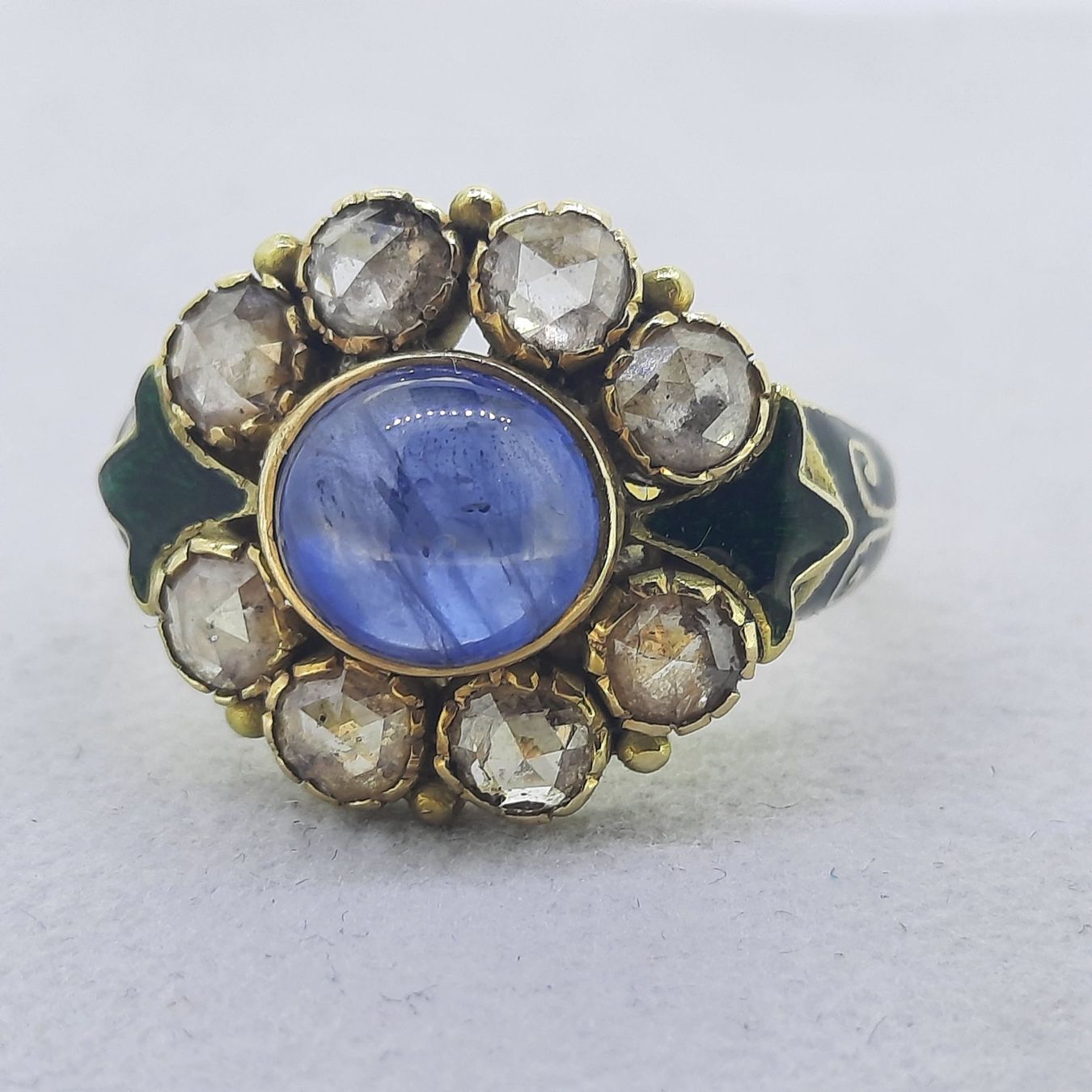 Anelli: Wunderschöner Goldring mit 8 edlen Altschliff Diamanten – Usato da Unterägeri venduto da Altgoldschmuck