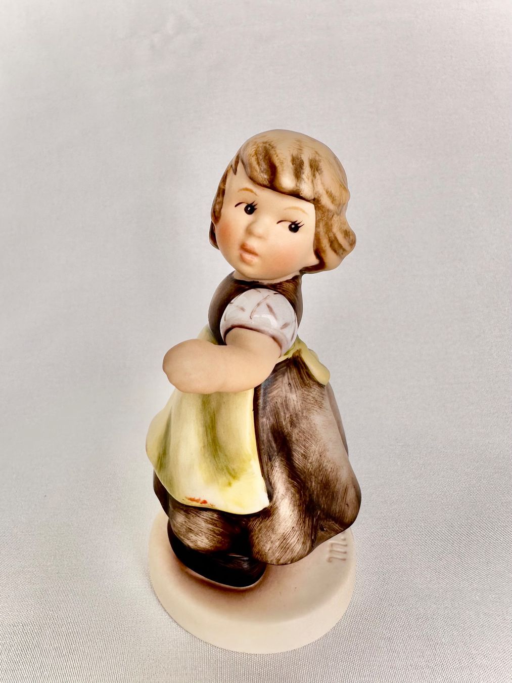 Hummel Statuette: Schöne Goebel Hummel Figur Mädchen "Liesl" – Usato da Steinen venduto da SputnikSweetheart 1